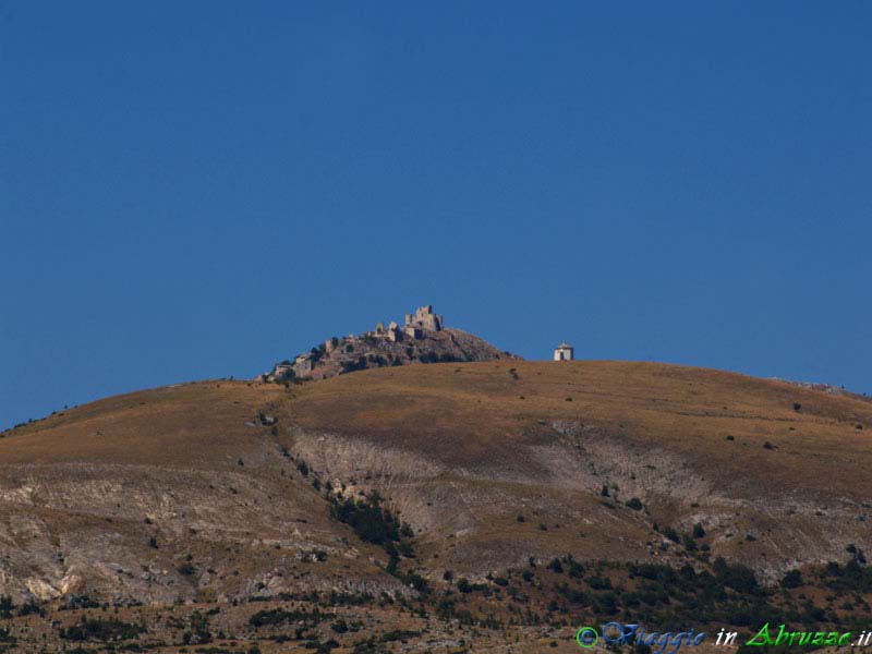 17-P8028708+.jpg - 17-P8028708+.jpg - Il Castello di Rocca Calascio e la vicina chiesa di S. Maria della Pietà visti dal borgo di Villa Santa Lucia.